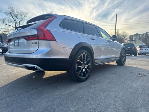 Used 2017 Volvo V90 T6 Cross Country image 9