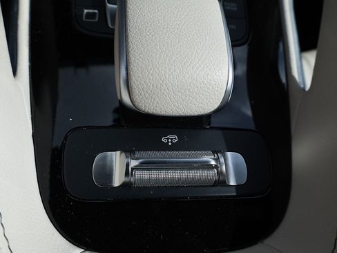 Used 2025 Mercedes-Benz GLS 450 4MATIC image 32