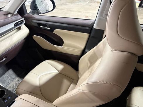 Used 2020 Toyota Highlander XLE image 27