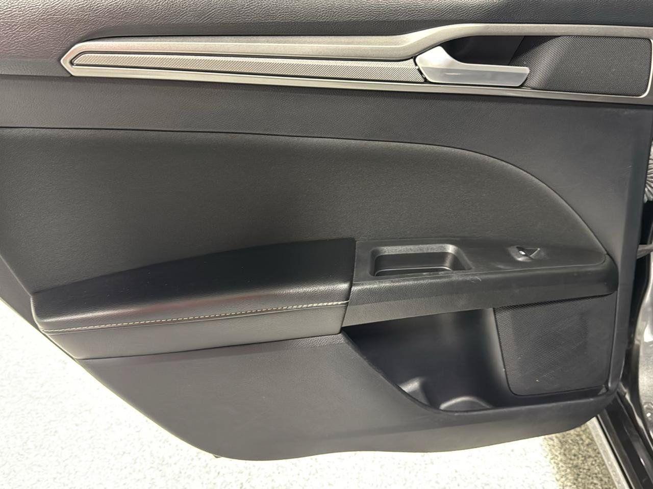 Used 2020 Ford Fusion SE AWD/4WD image 16