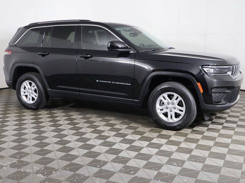 Used 2023 Jeep Grand Cherokee Laredo AWD/4WD image 12