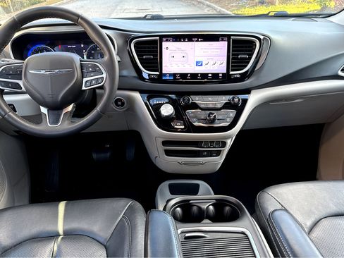 Used 2022 Chrysler Pacifica Touring-L image 4