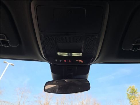 Used 2025 Chevrolet Traverse LT image 23