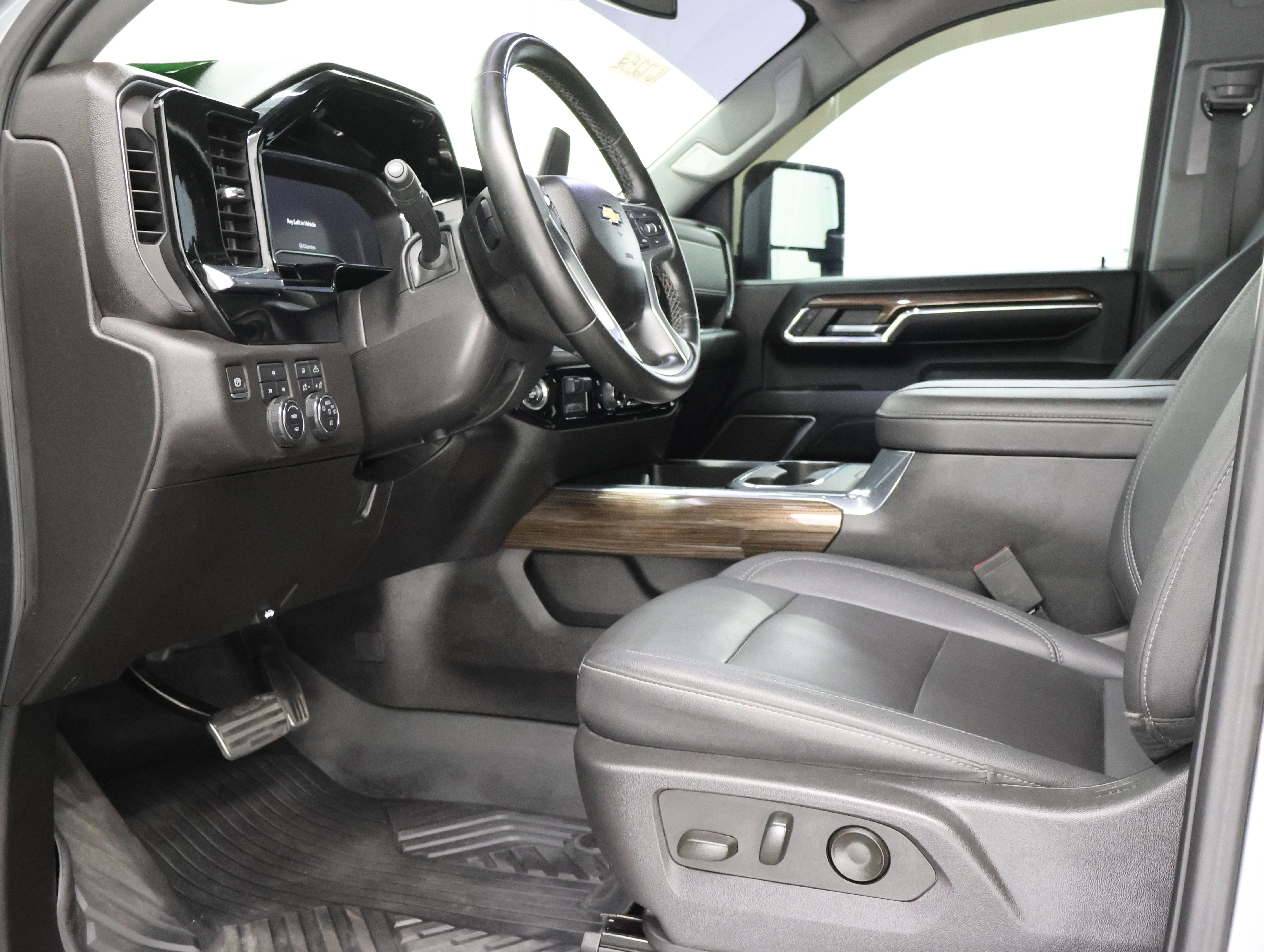 Used 2024 Chevrolet Silverado 2500 LT AWD/4WD image 8