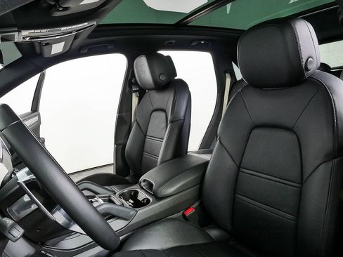Certified 2022 Porsche Cayenne AWD/4WD image 5
