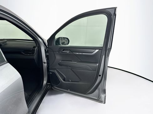 Used 2025 GMC Acadia Elevation image 35