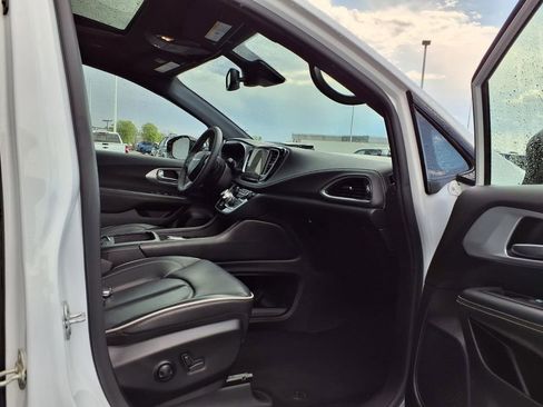 Used 2025 Chrysler Pacifica Limited FWD image 26