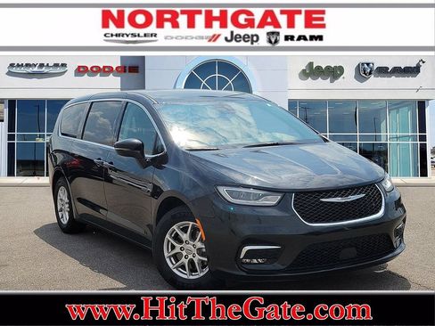 Used 2023 Chrysler Pacifica Touring-L FWD image 1
