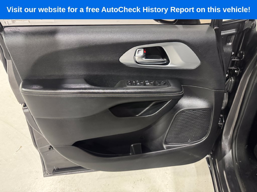 Used 2020 Chrysler Pacifica Touring w/ S Appearance Package FWD image 16