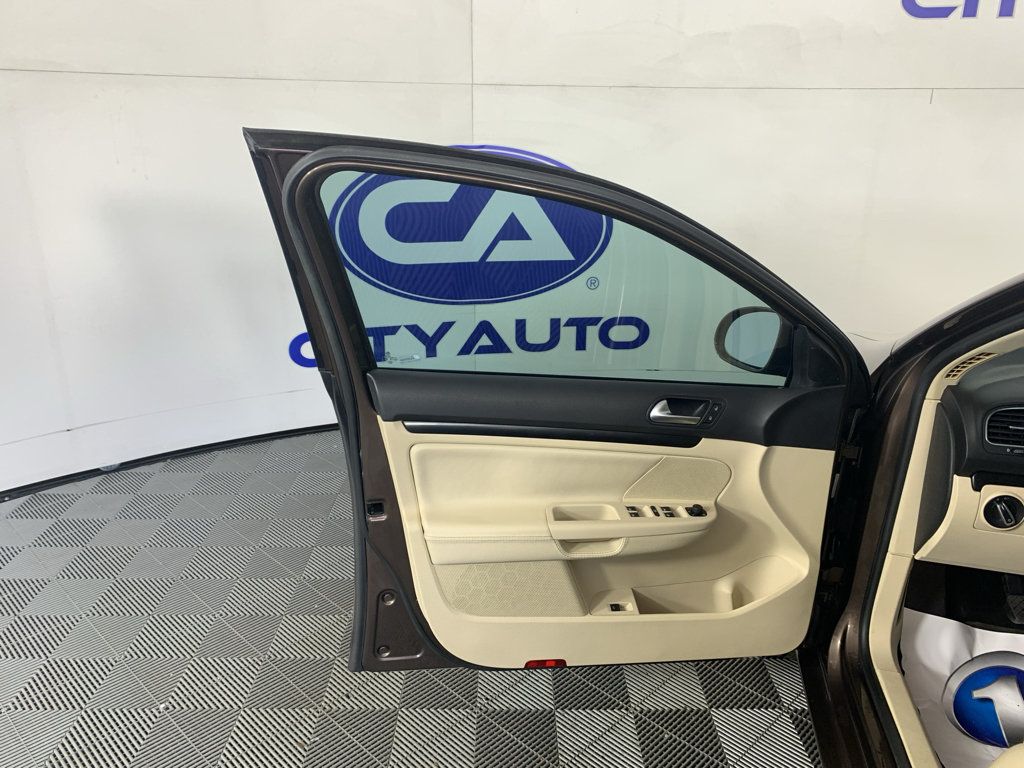Used 2012 Volkswagen Jetta TDI FWD image 14