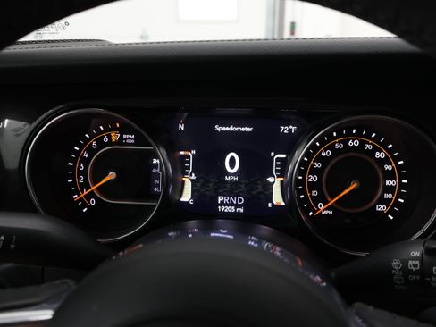 Used 2022 Jeep Wrangler Unlimited Sahara AWD/4WD image 9