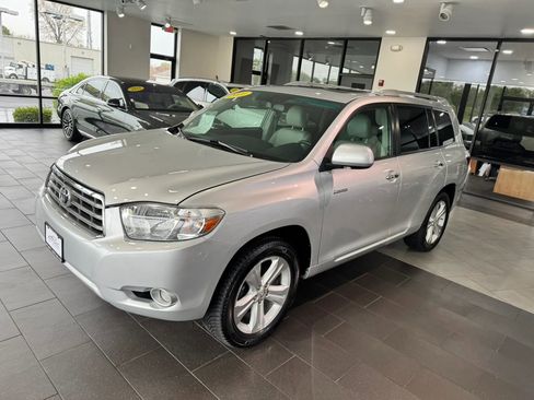 Used 2010 Toyota Highlander Limited AWD/4WD image 2