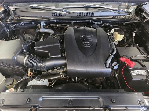 Used 2017 Toyota Tacoma SR5 w/ Tow Package AWD/4WD image 9