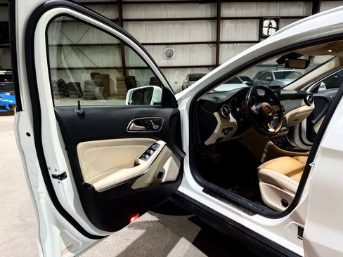 Used 2018 Mercedes-Benz GLA 250 image 12