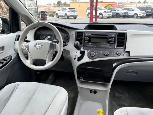Used 2012 Toyota Sienna w/ Towing Pkg image 15