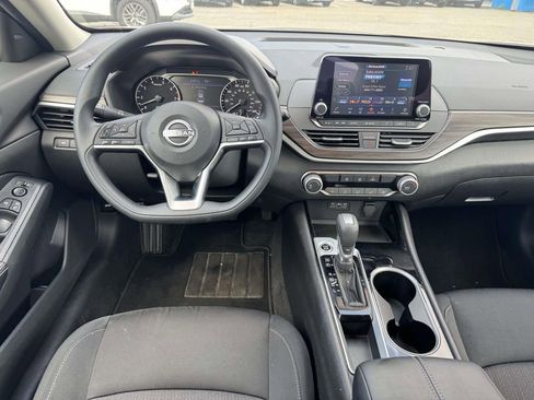 Used 2024 Nissan Altima 2.5 SV FWD image 16