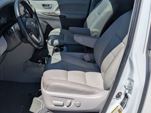 Used 2020 Toyota Sienna XLE w/ XLE Navigation Package FWD image 10