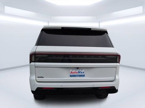 Used 2025 Lincoln Navigator Reserve AWD/4WD image 4