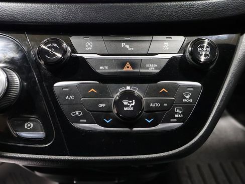 Used 2018 Chrysler Pacifica Touring-L w/ S Appearance Package image 35