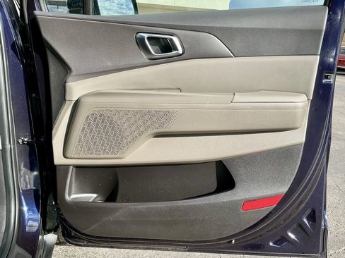 Used 2025 Kia Carnival EX image 22