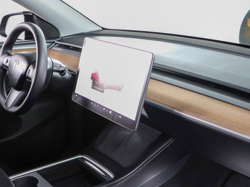 Used 2025 Tesla Model Y Long Range image 23