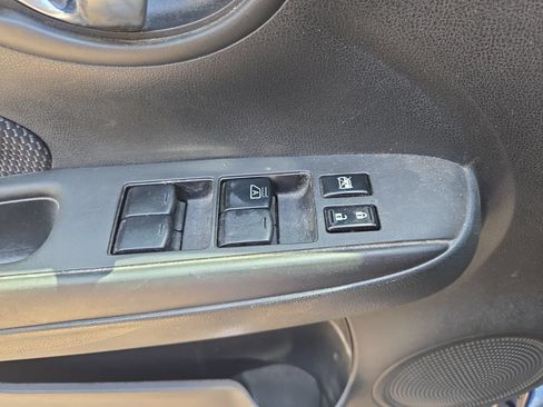 Used 2013 Nissan Versa SV FWD image 18