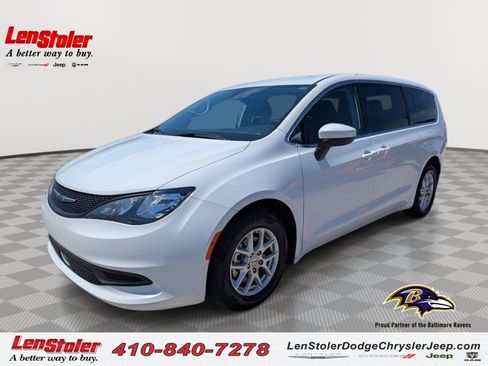 Used 2023 Chrysler Voyager LX FWD image 1