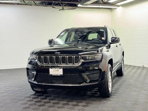 Used 2023 Jeep Grand Cherokee Laredo image 1
