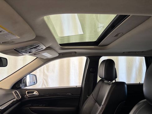 Used 2011 Jeep Grand Cherokee Laredo image 15