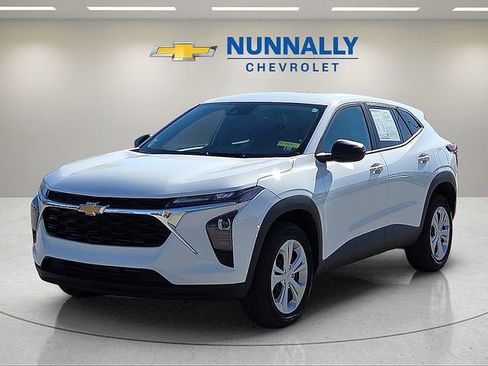 Certified 2025 Chevrolet Trax LS FWD image 1