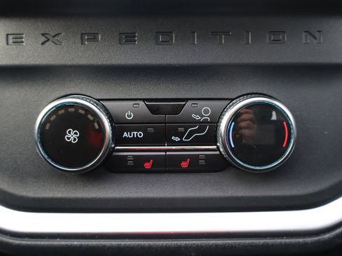 Used 2025 Ford Expedition Platinum image 25