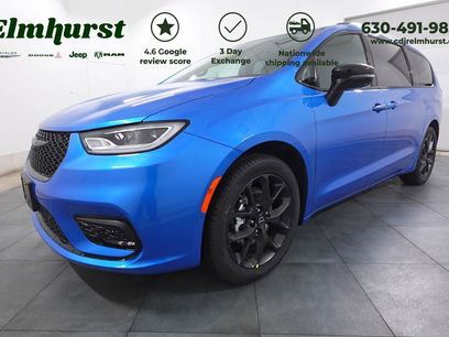 New 2026 Chrysler Pacifica Select w/ S Appearance Package