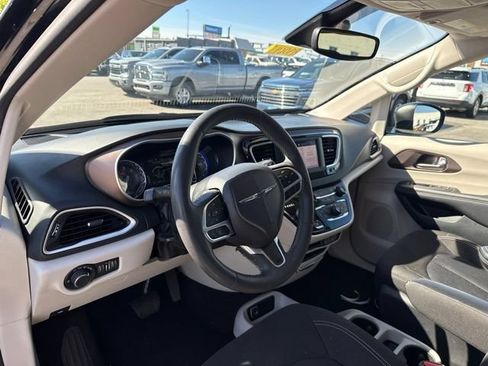 Used 2023 Chrysler Voyager LX FWD image 10