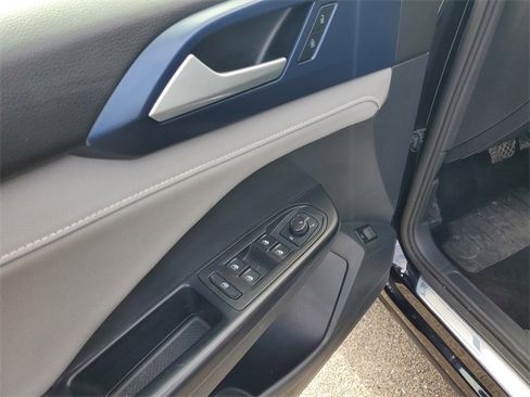 Used 2024 Volkswagen Taos SE image 11