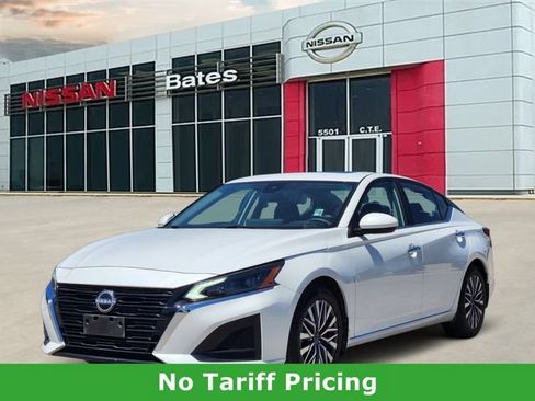Certified 2024 Nissan Altima 2.5 SV w/ SV Premium Package FWD image 2
