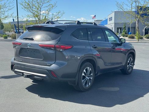 Used 2021 Toyota Highlander XLE AWD/4WD image 7