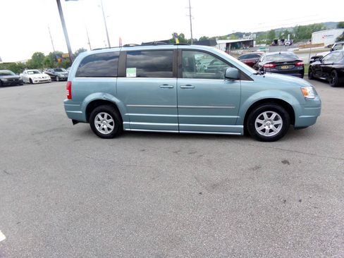 Used 2010 Chrysler Town & Country Touring FWD image 3