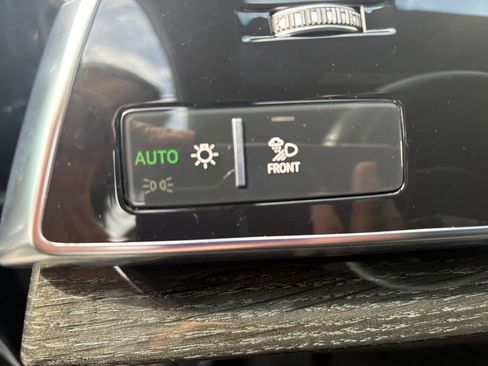 Used 2021 Audi Q8 Prestige w/ Prestige Package image 19