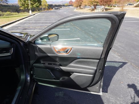 Used 2017 Lincoln Continental Select image 20