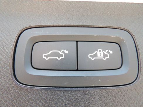 Certified 2025 Volvo XC90 B6 Plus w/ Protection Package Premier AWD/4WD image 28