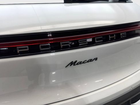 Used 2023 Porsche Macan AWD/4WD image 21