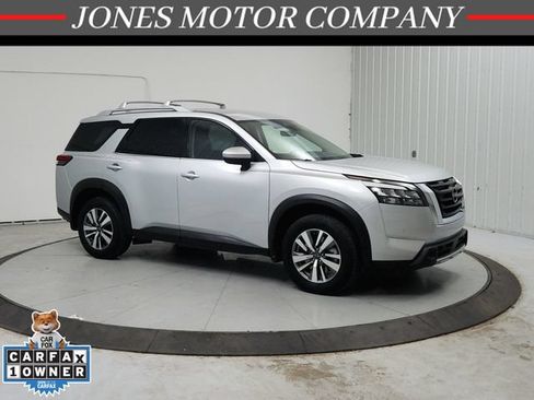 Used 2025 Nissan Pathfinder SL FWD image 1