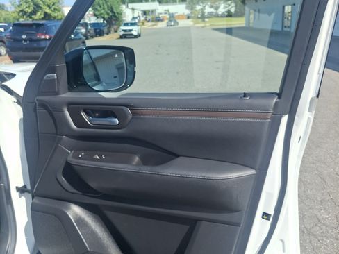 Used 2025 Nissan Armada SL AWD/4WD image 29