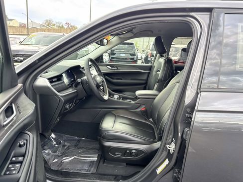 Used 2024 Jeep Grand Cherokee Limited w/ Black Appearance Package image 20