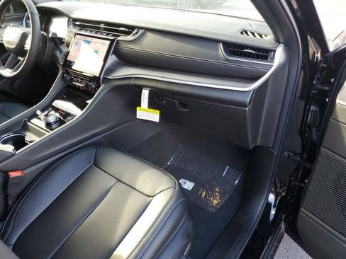 Used 2024 Jeep Grand Cherokee Limited w/ Black Appearance Package image 18