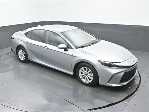 Used 2025 Toyota Camry LE image 29