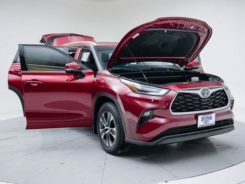 Used 2021 Toyota Highlander XLE image 15