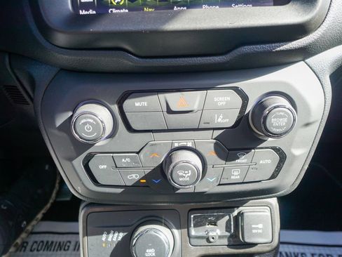 Used 2021 Jeep Renegade Latitude w/ Sun & Sound Group image 24