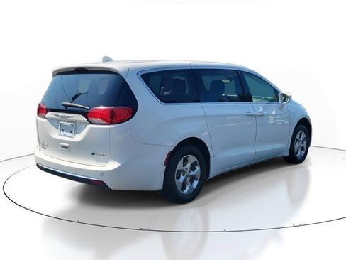 Used 2018 Chrysler Pacifica Touring Plus image 4