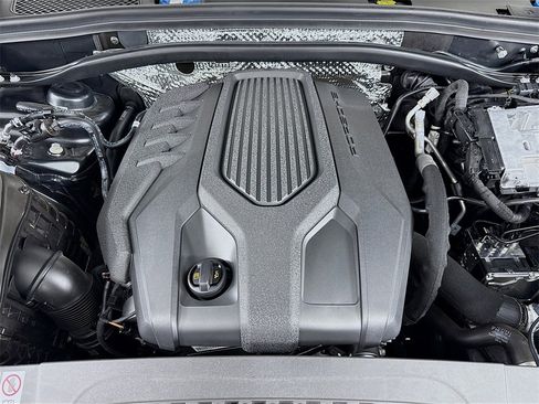 Used 2025 Porsche Macan image 32